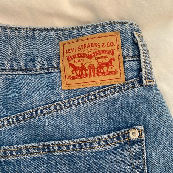 LEVIS Mini Button Front Denim Skirt / Medium Wash / Size 32 - Picture 3 of 7